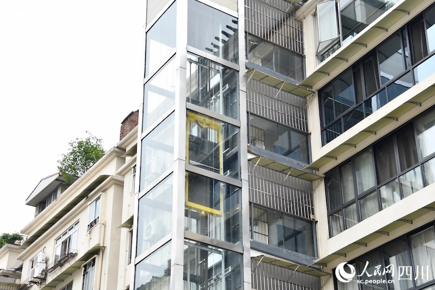 加裝的電梯讓小區老年人出行更為便利。人民網記者 郭瑩攝