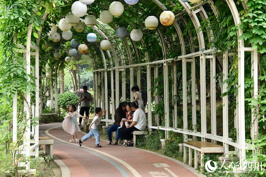 公園內納涼區域，老人和兒童各得其樂。人民網記者 郭瑩攝