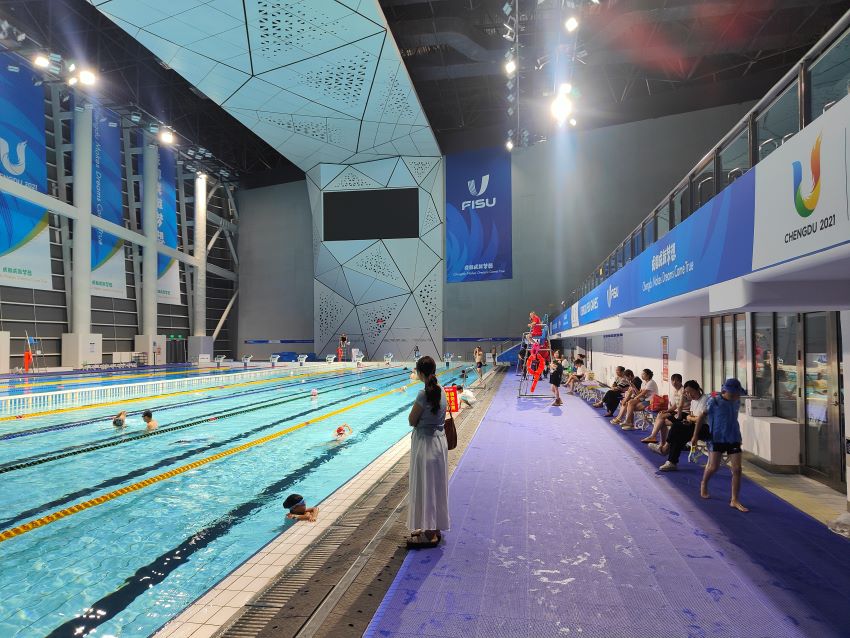 市民在游泳館內游泳。簡陽市融媒體中心供圖