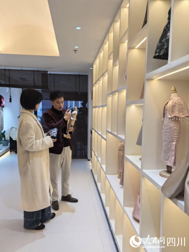 “媽媽咪呀”定制旗袍體驗店。人民網 薛育建攝