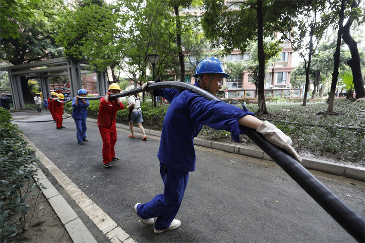 7月4日，國網成都供電公司成華供電中心工作人員在銀鑼灣小區緊急施放電纜，開展故障搶修工作。陳紅梅攝
