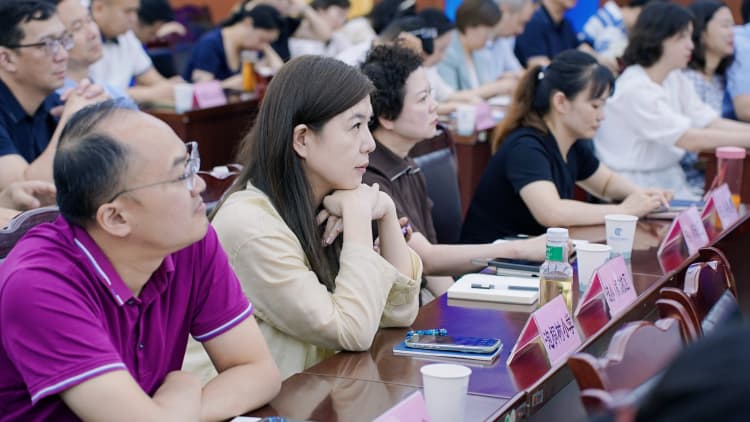 聆聽專家講解。青羊區教育局供圖