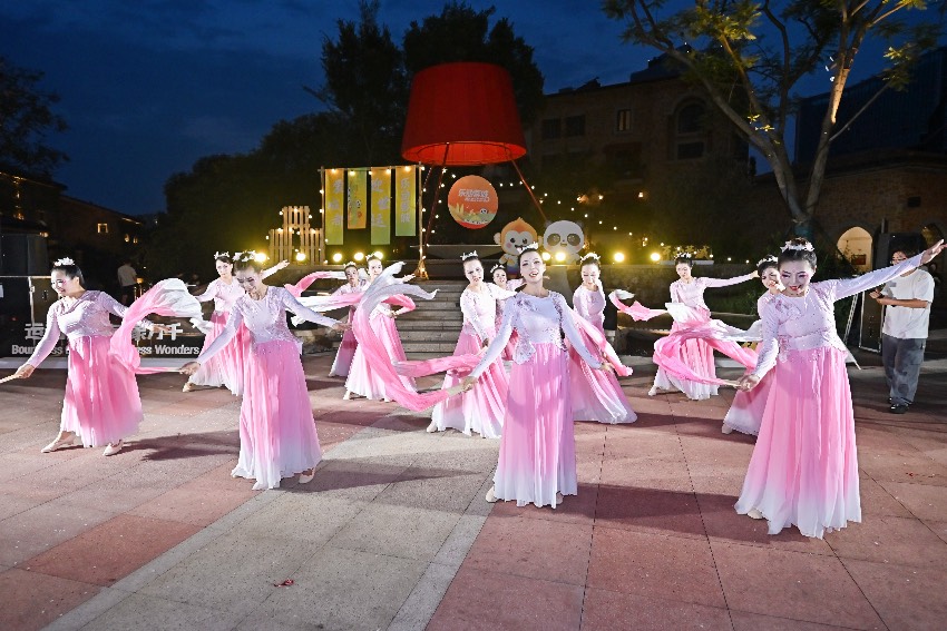 “樂動蓉城”文藝工作室表演。受訪者供圖