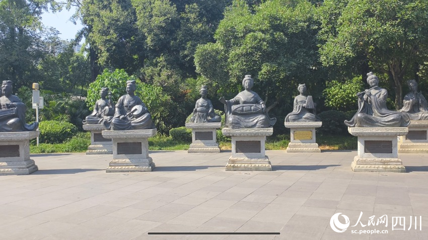 錦城絲管雕塑群。實習生唐藝娟攝