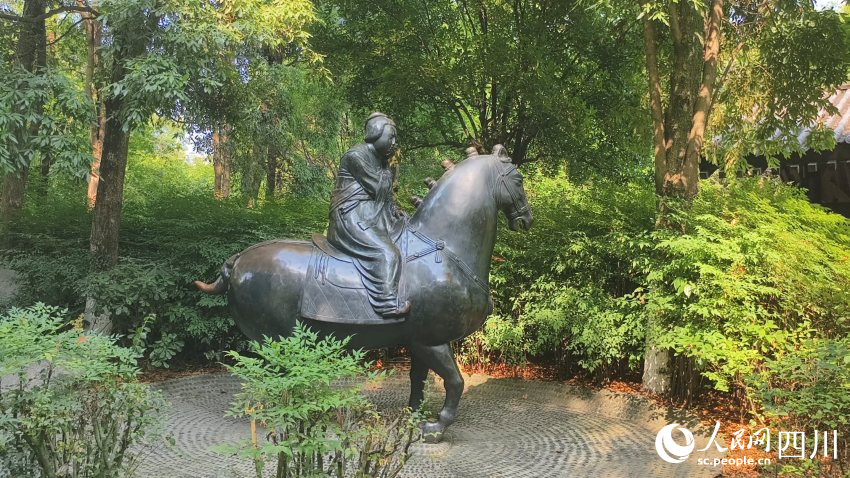 踏春雕塑。實習生唐藝娟攝