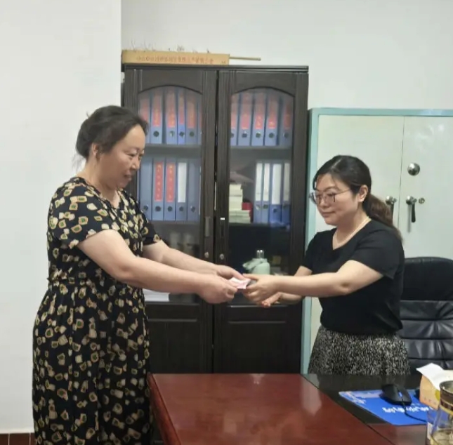 退休老黨員周仕榮同志的侄媳幫其交上人生最后一筆黨費（唐琪 攝）