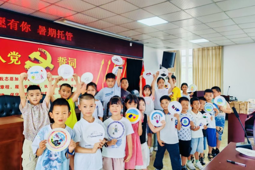 暑假托管班開展盤子作畫特色課程。新都區委社會工作部供圖