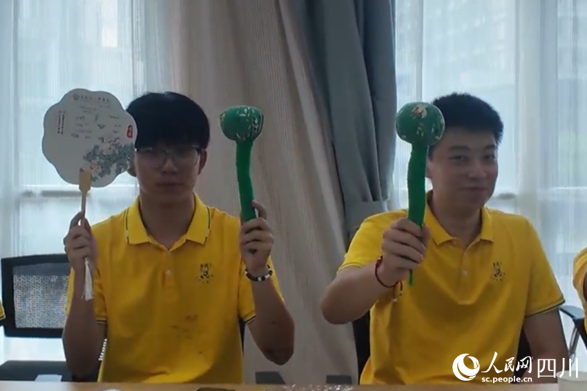 同學們展示艾草錘作品。實習生 王孜萱攝