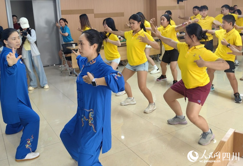 醫院養生隊老師帶練八段錦。資陽市中醫醫院供圖