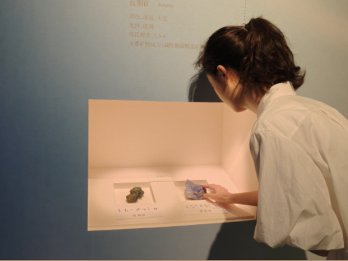 觀眾觸摸礦物樣本