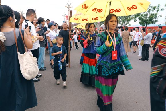穿著民族服飾巡游的姑娘。宋明攝