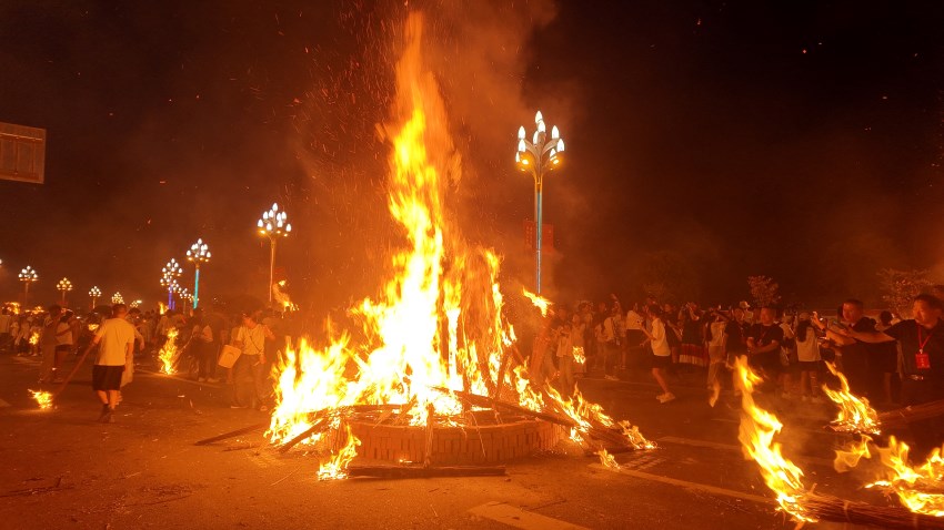 火把狂歡夜現場。何婧雯攝