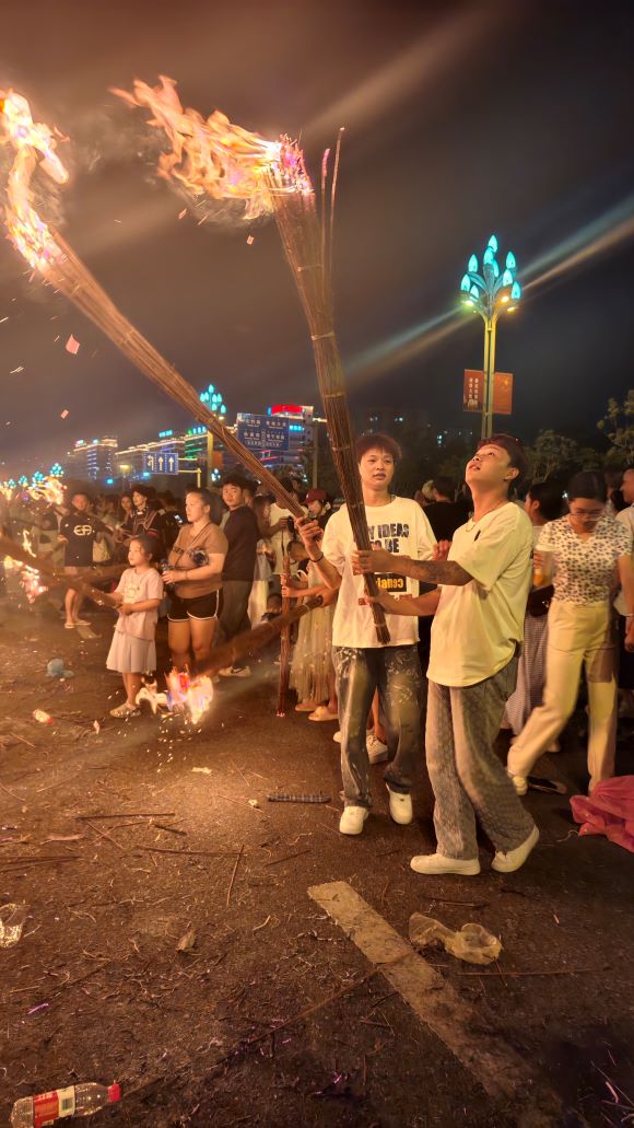 游客點燃小火把。宋明攝