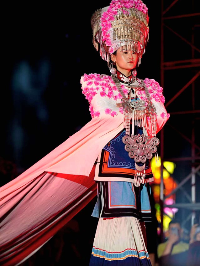 “東方云裳·彝旎之歌”涼山彝繡風尚盛典?；顒又鬓k方供圖