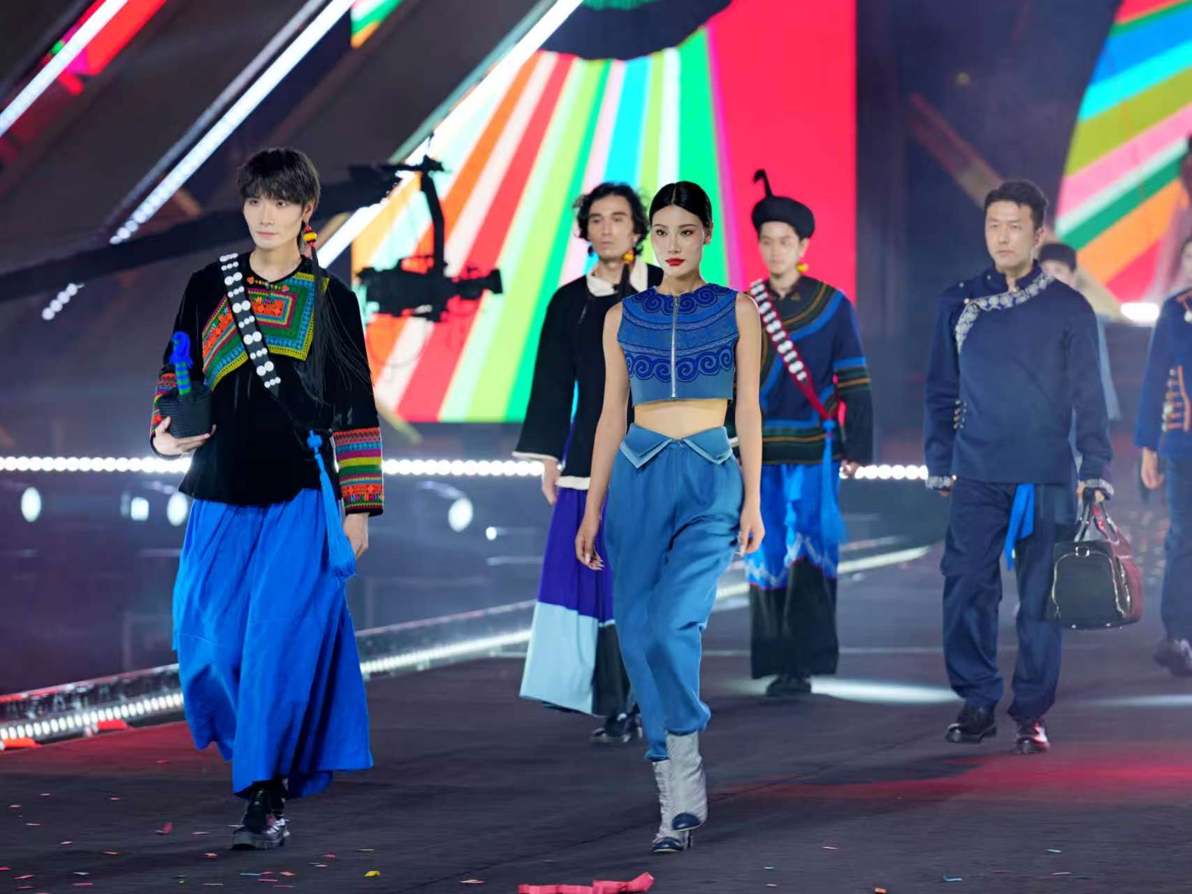 “東方云裳·彝旎之歌”涼山彝繡風尚盛典?；顒又鬓k方供圖