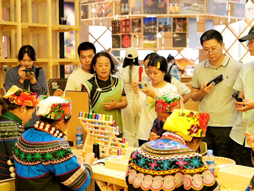 彝繡互動。涼山州委宣傳部供圖