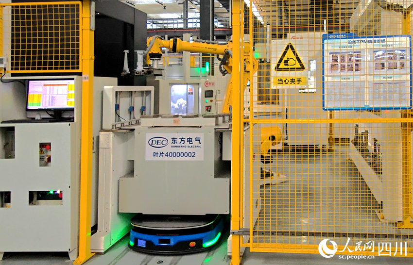 車間內，AGV智能無人運輸小車自動將材料分發至各環節加工，不再需要人工搬運。陳萱攝