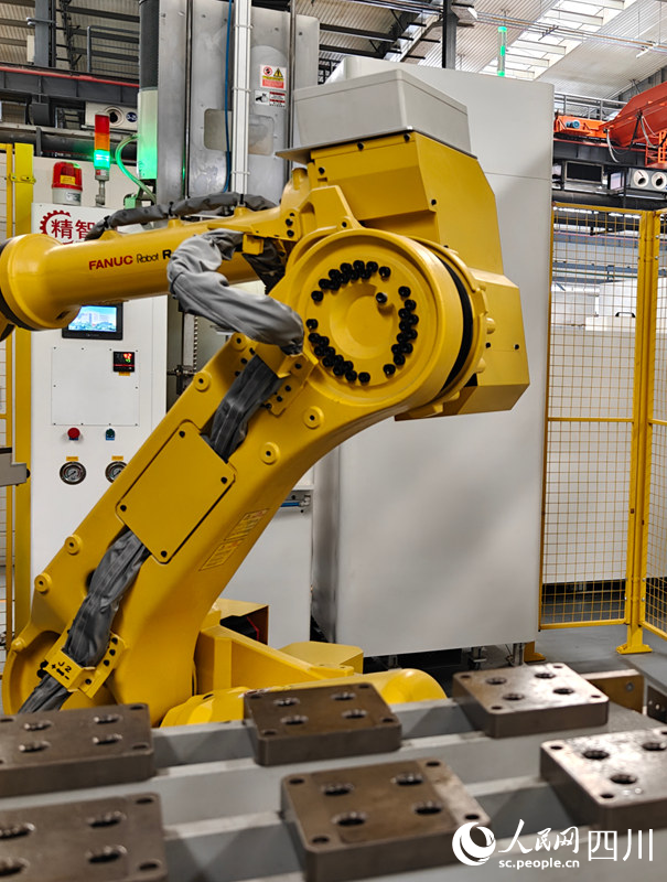 機械臂正在對AGV小車送來的材料進行加工。人民網記者 王波攝