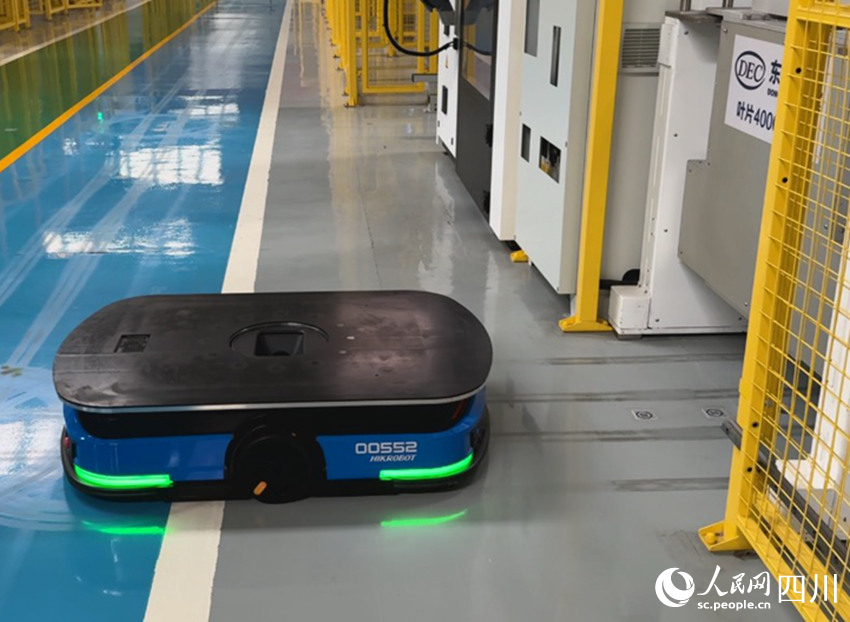 將材料送至加工點后，AGV智能無人運輸小車又開始執行下一單任務。張越攝