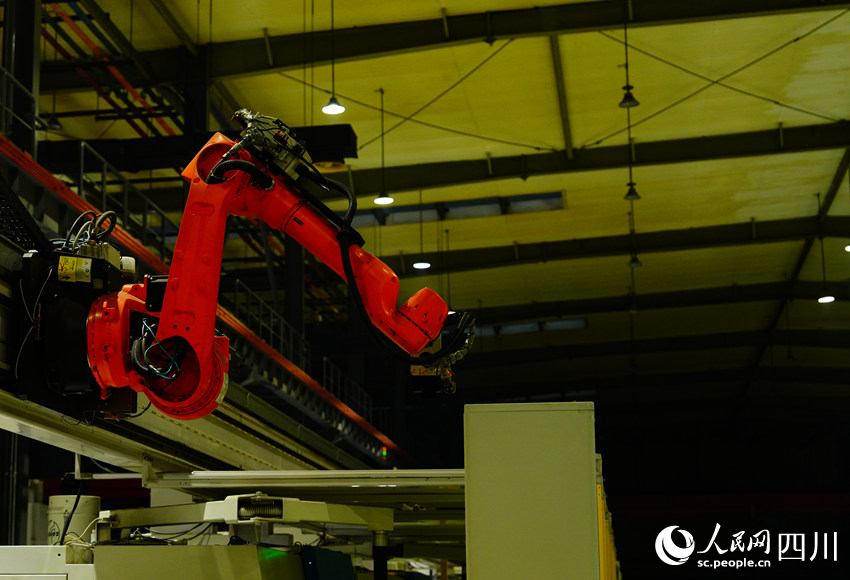 夜間，“黑燈產線”在無人狀態下依然照常運轉。人民網記者 王波攝