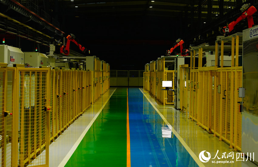 夜間，藏在一排排柜子里的智能加工機器晝夜不停。人民網記者 王波攝