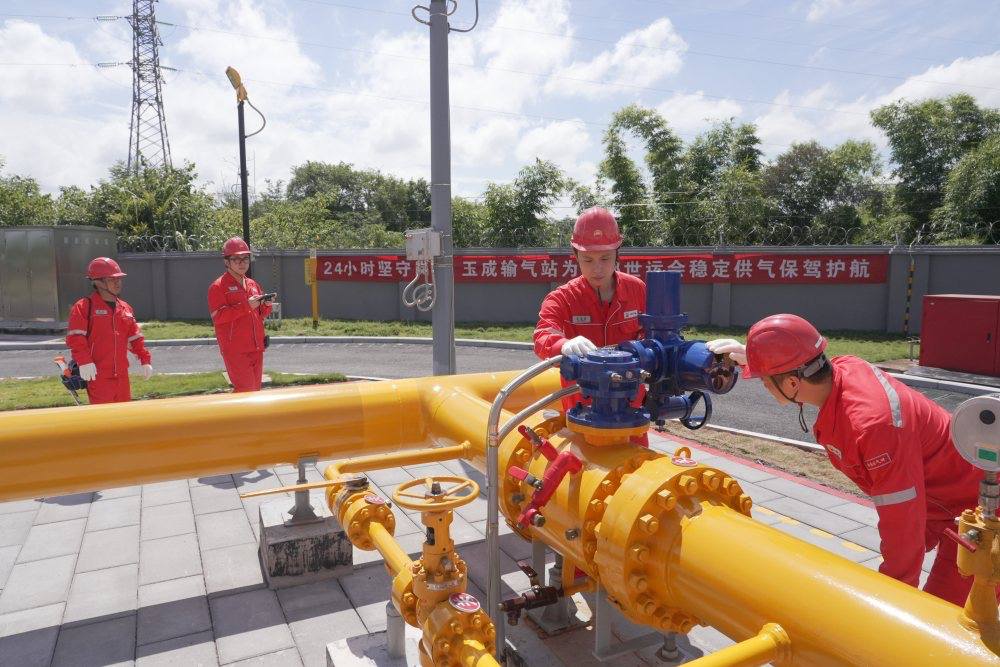 玉成站值班員工集中巡檢。鄭劍雄攝