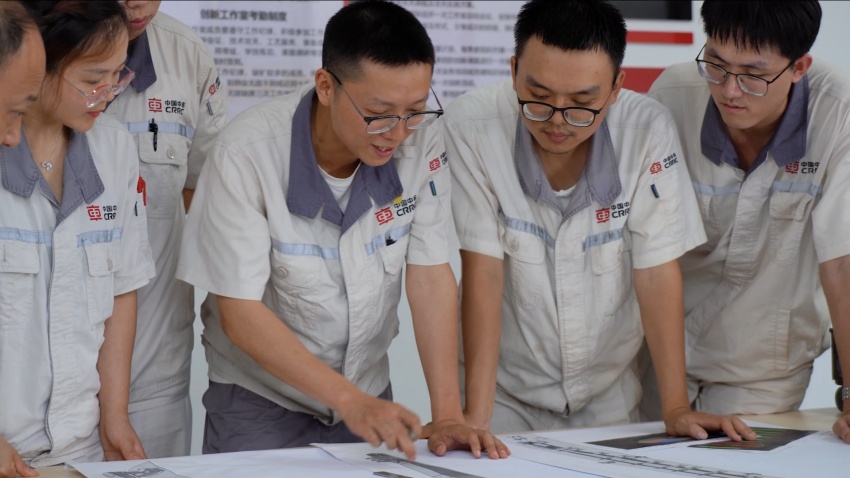 甘俊林帶領技能大師工作室成員進行團體項目攻關。受訪者供圖