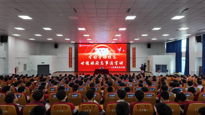 甘俊林在四川省東坡中等職業技術學校開展事跡宣講。受訪者供圖