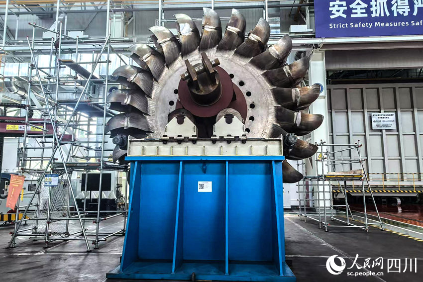 世界單機容量最大500兆瓦沖擊式轉輪完成機器人焊接。人民網記者 王波攝