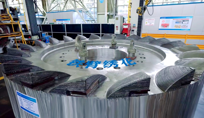 機器人激光+電弧復合增材制造技術在中心體鍛件上繡出“小花瓣”。東方電機供圖