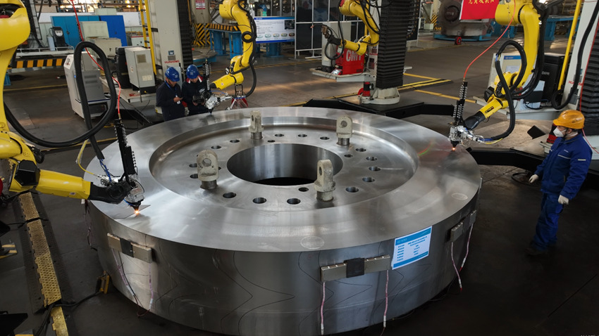 智能化焊接技術正應用于世界單機容量最大500兆瓦沖擊式轉輪中心體鍛件進行增材制造。東方電機供圖