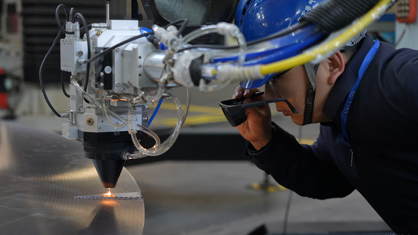 細小的“指尖”在鋼材上精確“點繡”出紋路。東方電機供圖