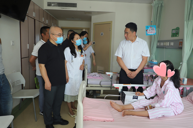 慰問先心病患兒。四川省婦幼保健院供圖