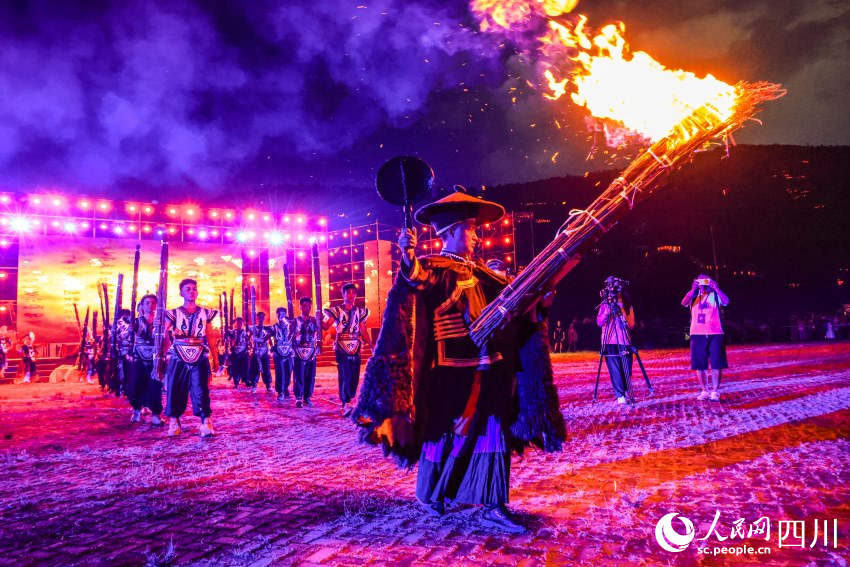 火把節點火儀式。西昌融媒體中心供圖