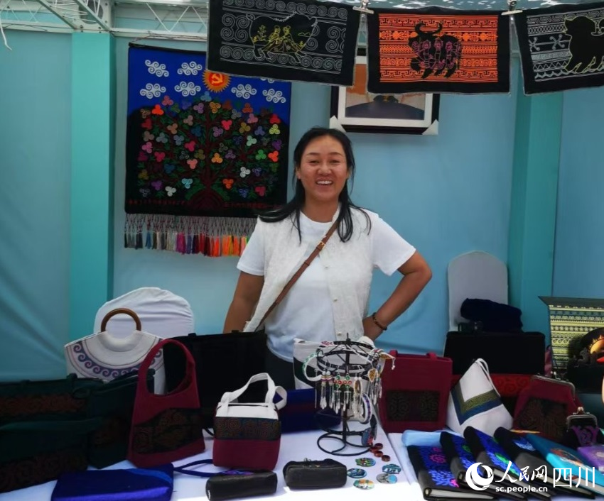彝繡文創產品。市民駱振軒攝
