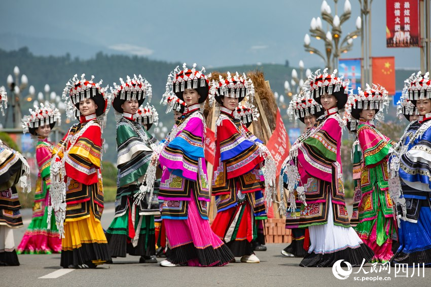 金陽沙瑪彝族服飾走秀。西昌融媒體中心供圖