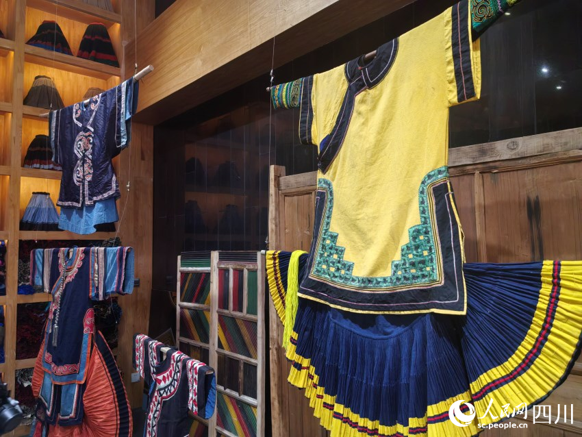 西梅見物工作室彝繡展品。人民網記者 劉海天攝