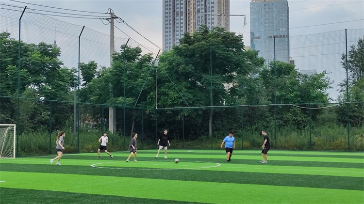 足球愛好者一起踢球。受訪者供圖