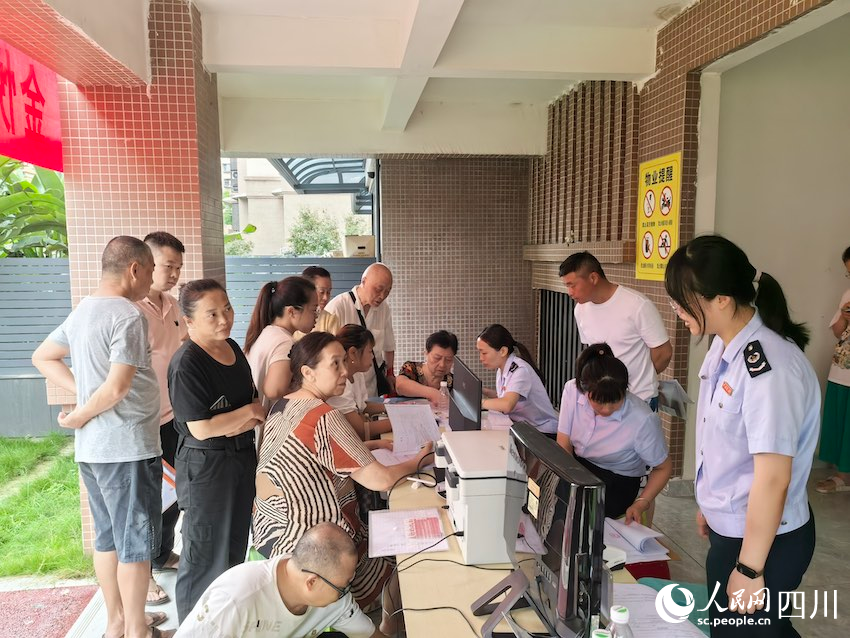 金悅華府小區，遂寧市不動產登記中心工作人員現場受理業主辦證業務。歐歡攝