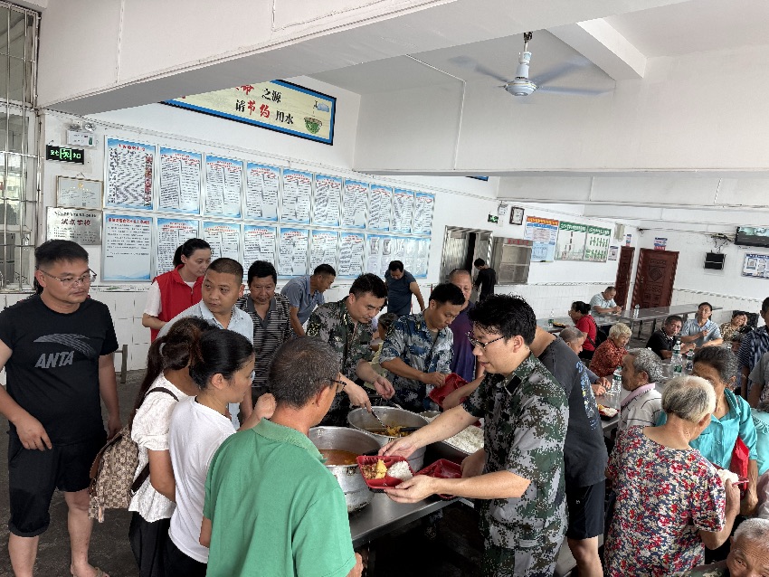 安置轉移群眾。瀘州市自然資源和規劃局供圖