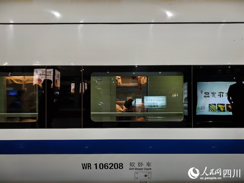 7月31日晚開行的D966次列車夜間動臥列車即將發車。人民網記者 郭瑩攝