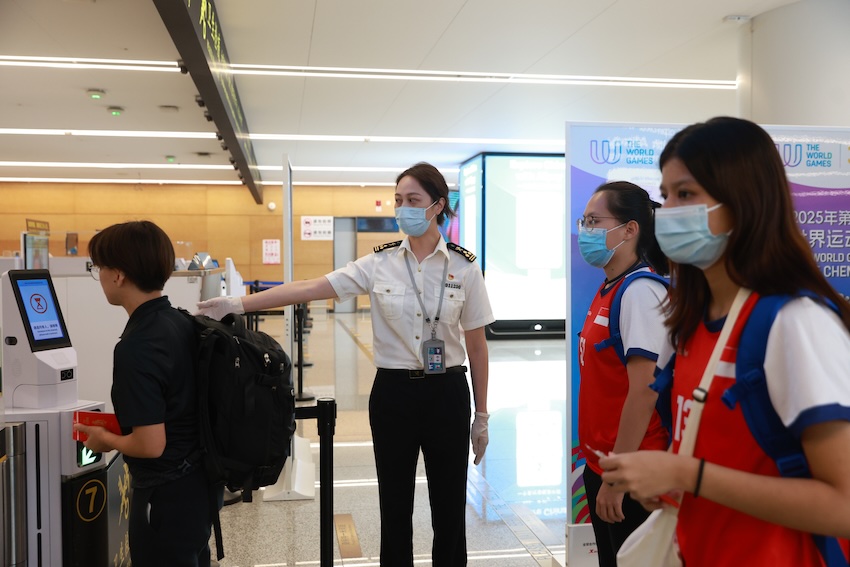 成都海關現場關員引導世運會運動員通過海關專用通道。成都海關供圖