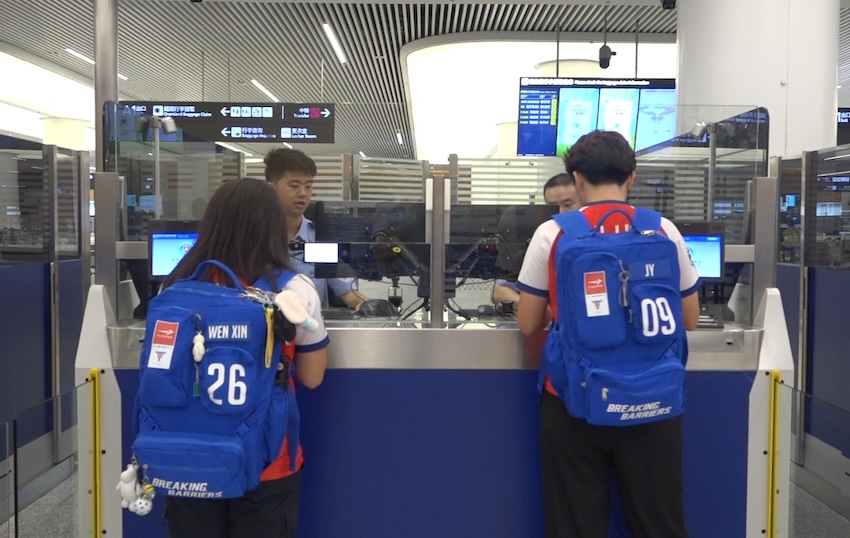 運動員在辦理邊檢手續。四川邊檢總站供圖