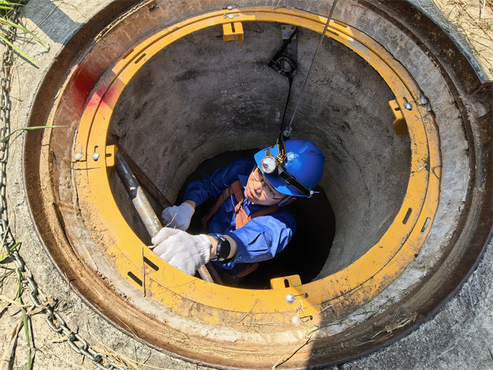 8月3日，國網成都供電公司電纜運檢人員劉暢在成都高新區益州大道準備下井，進入隧道開展世運保供線路特巡。關惠方攝