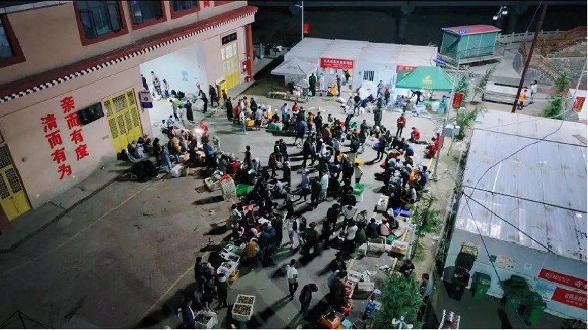 雅江松茸交易市場人聲鼎沸。雅江外宣供圖