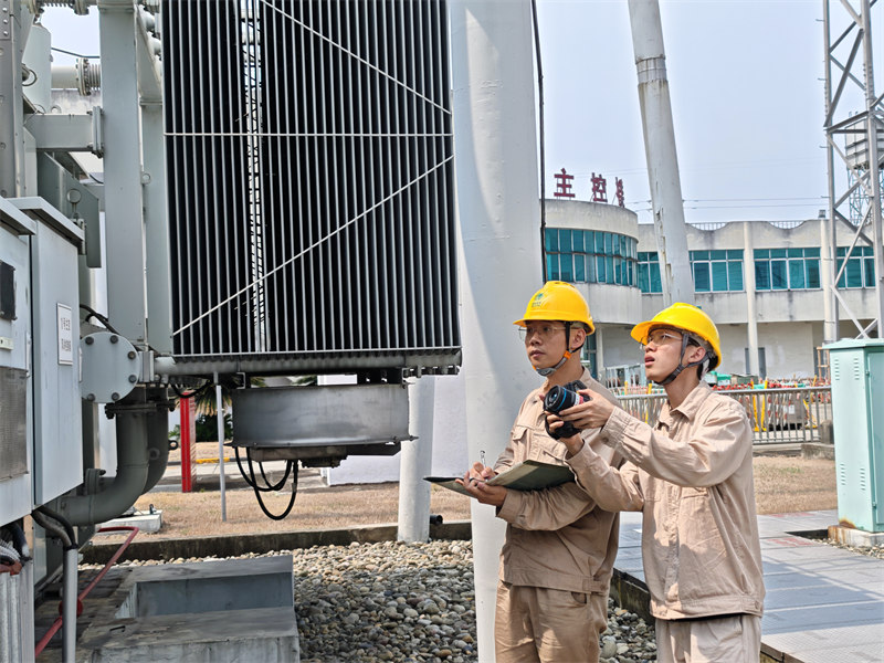 8月6日，世運首場比賽當日，國網成都市新都供電公司值守人員對新都香城體育中心主供電源點220千伏馬家變電站進行特巡測溫。張峻榤攝