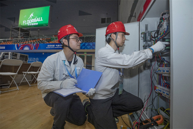 世運首賽場館新都香城體育中心包保團隊在檢查比賽場地供電線路。陳紅梅攝