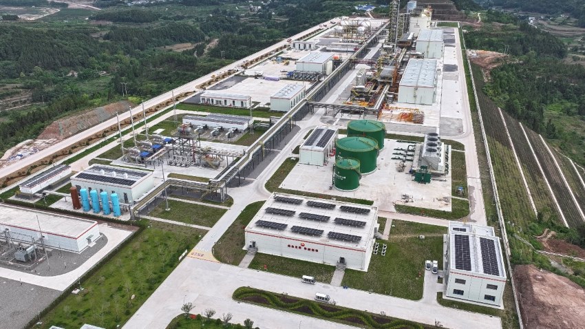 鹽亭天然氣處理廠航拍全景。鹽亭天然氣廠供圖