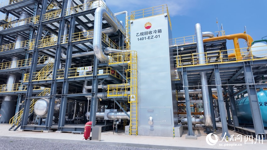 鹽亭天然氣處理廠乙烷回收冷箱。實習生張皓馨攝
