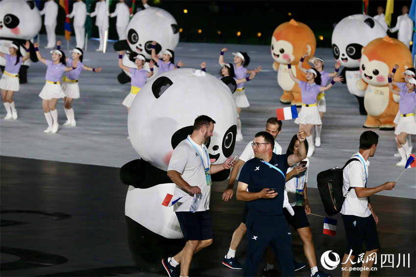 “拍啥了？我瞅瞅！”人民網記者 朱虹攝